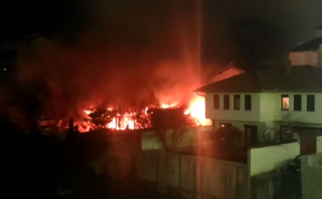 Izgorjela kuća u Mostaru, vatrogasci satima gasili požar
