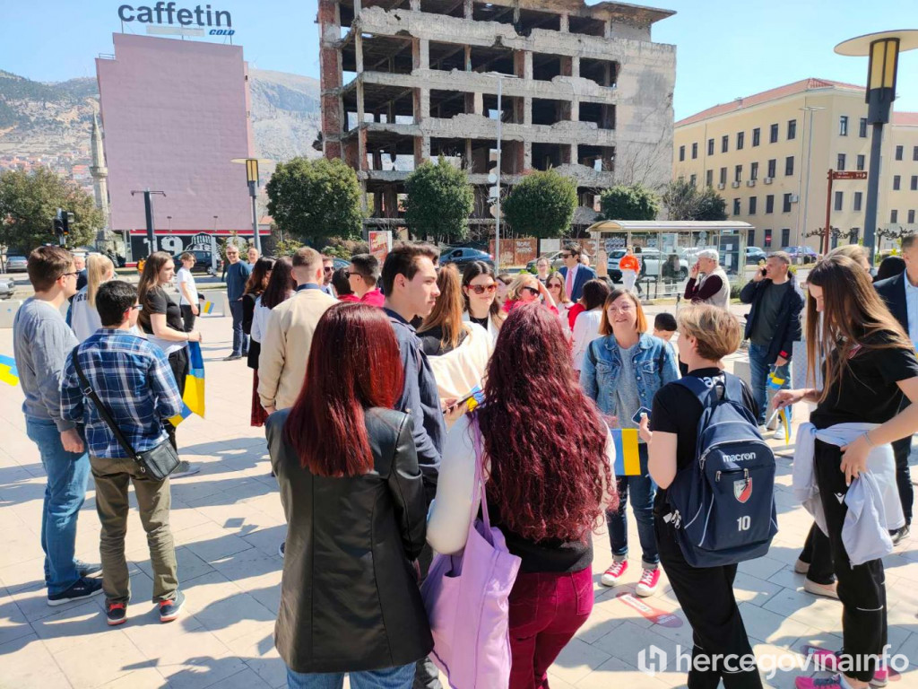 Studenti šetali u znak podrške Ukrajini, pridružili im se i Ukrajinci koji borave u Studentskom centru
