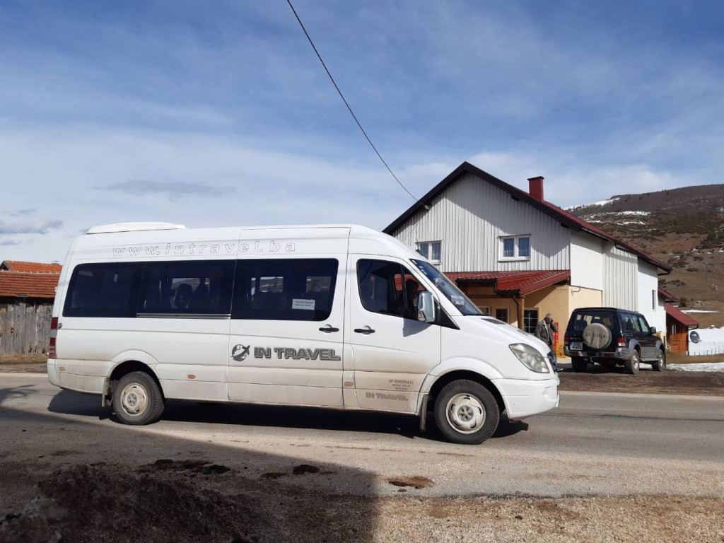 SNSD POSLA Polovan kombi po cijeni novog i kongresna dvorana koja se pretvorila u Lovački dom