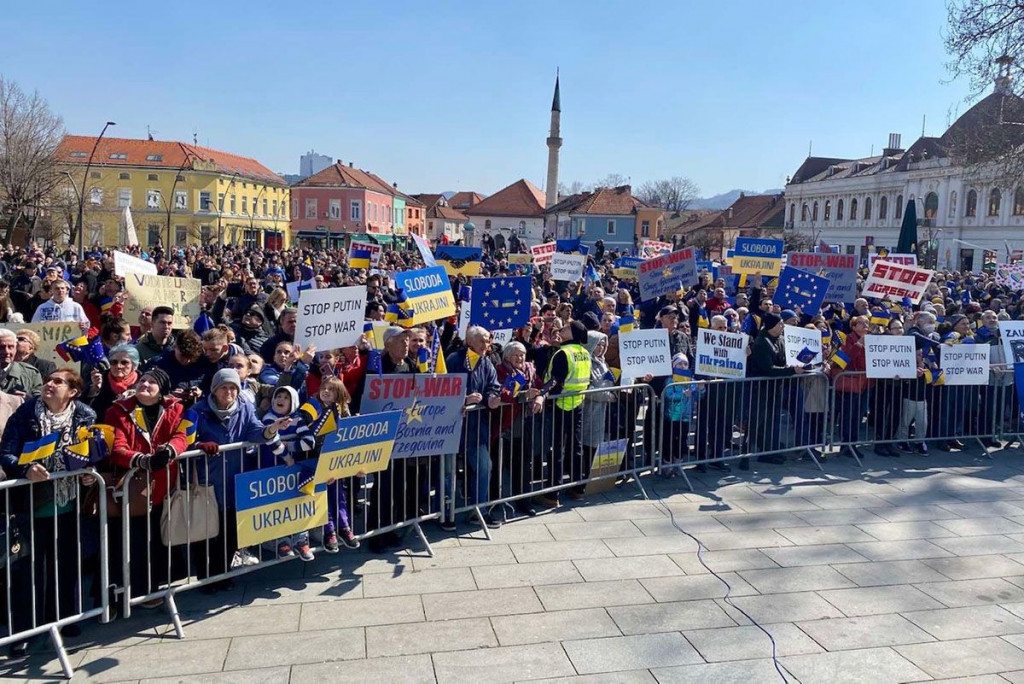 SKUPOVI PODRŠKE U Tuzli podržali Ukrajinu, a u Banja Luci Rusiju