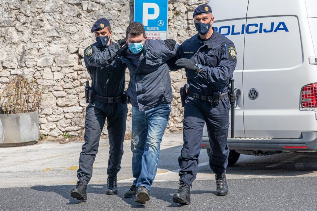 Počinitelj dvostrukog ubojstva u Pločama branio se šutnjom, a onda je iznio obranu