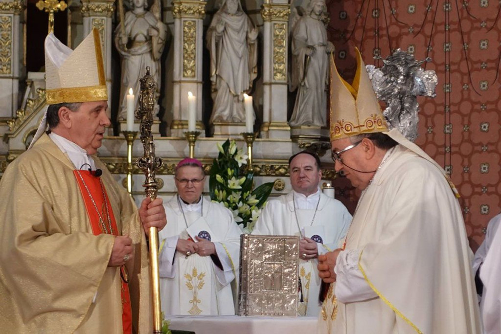 Ustoličen je novi vrhbosanski nadbiskup Tomo Vukšić: Učiniti sebe sredstvom ljubavi i sloge