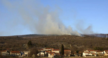 Požar na granici s Hercegovinom, vatra zaprijetila kućama