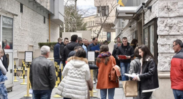 SLIKA I PRILIKA Dok političari pregovaraju, 50 metara dalje građani u redu čekaju vize za odlazak iz BiH