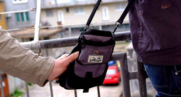 UHIĆEN ZBOG KRAĐE U LJUBUŠKOM Starcu istrgnuo torbicu s novcem ispred obiteljske kuće