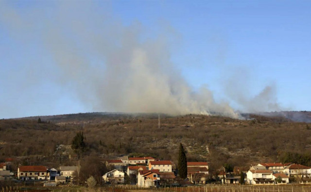 Požar na granici s Hercegovinom, vatra zaprijetila kućama