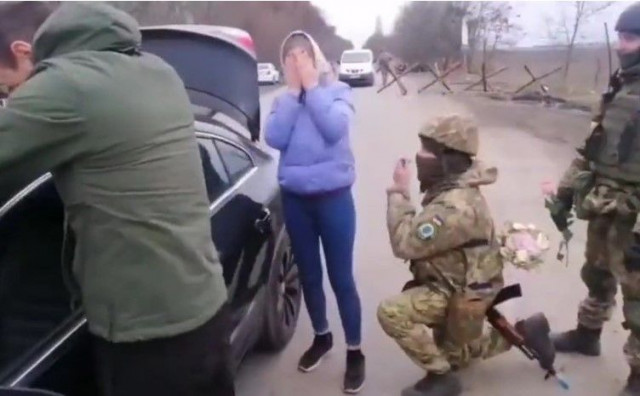 Naoružana i maskirana ukrajinska vojska zaustavila auto da bi njihov prijatelj zaprosio djevojku