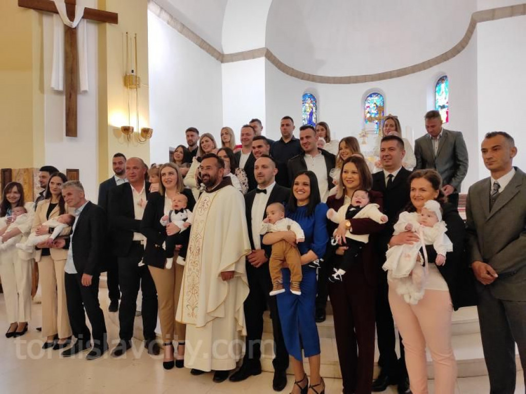 RADOST U TOMISLAVGRADU Na Uskrsni ponedjeljak kršteno čak 14-ero djece