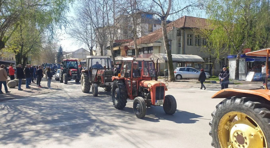 U ZNAK PROSVJEDA Mljekari iz BiH dijele mlijeko narodu