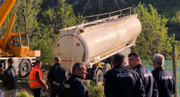 MOSTAR - JABLANICA Izvučena cisterna u kojoj je poginuo vozač