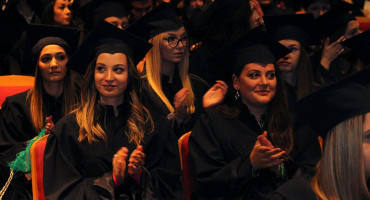 MOSTARSKO SVEUČILIŠTE Diplomanti Fakulteta zdravstvenih studija dobili diplome, pogledajte kako je bilo