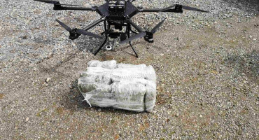 SUSJEDSTVO Dronom preko granice pokušali prebaciti devet kg droge
