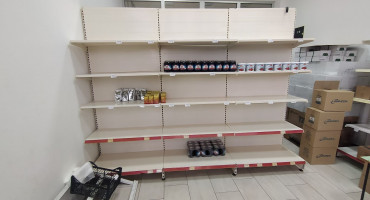 POMOĆ NA NAŠKI Prazne police u trgovini 'Treća dob' koja je namijenjena umirovljenicima s malim mirovinama