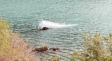 TEŠKA NESREĆA Cisterna sletjela u jezero kod Drežnice, osam ljudi u bolnici