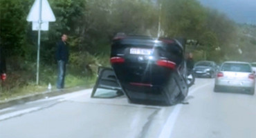 NESREĆA KOD MOSTARA Automobil završio na krovu