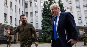JOHNSON U KIJEVU Obećao Ukrajini oklopna vozila i rakete, Zelenskij traži potpuni embargo na ruske energente