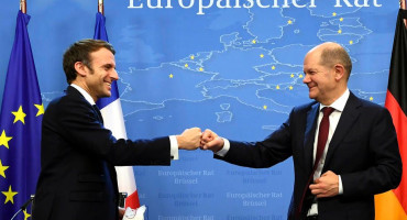 PRVI POZIV Novi-stari francuski predsjednik Macron odmah komunicirao s njemačkim premijerom Scholzom