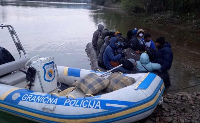 NOVI DETALJI Kod 12 ilegalnih migranata iz Afganistana na granici s Hrvatskom pronađeno oružje i streljivo