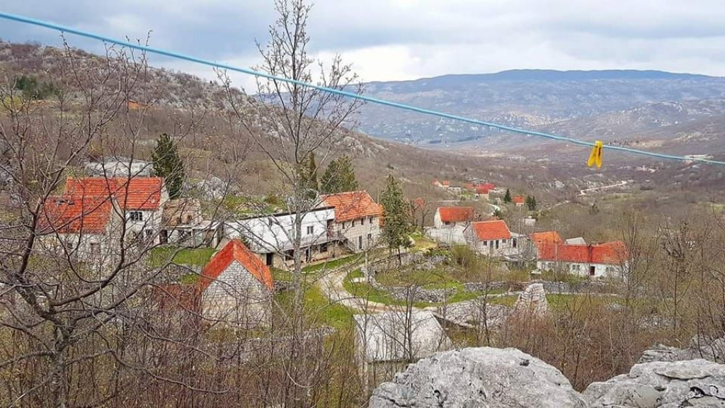 MJEŠTANI 40 GODINA ČEKAJU ASFALT "Ni poštar neće da dođe u selo, hitnoj treba preko sat vremena, a onda će doći uredno po glasove..."