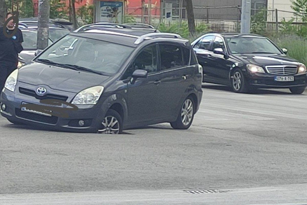 Automobil upao u šaht na novoizgrađenoj prometnici u Mostaru