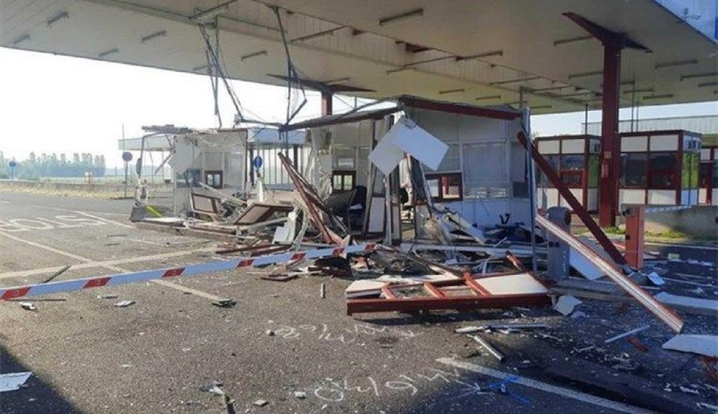 OZLIJEĐENO VIŠE OSOBA Kombijem se zabio u kontrolne kućice na granici