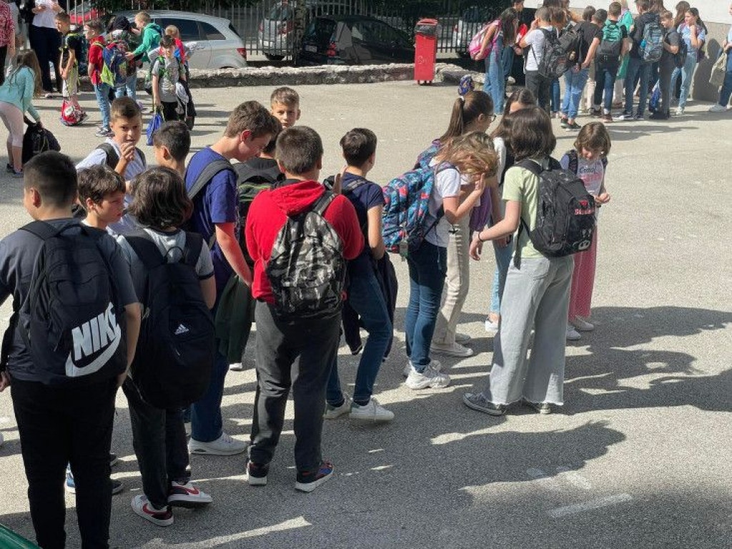 PORUKA KOJE SU DOBILE SARAJEVSKE ŠKOLE "Postavljena je bomba. Ja sam nakaza, ubit ću djecu..."