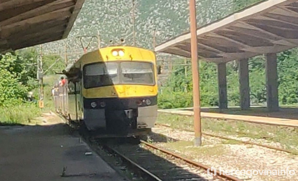 NAVIJAČI 'ROĐENIH' U ZENICU OTIŠLI VLAKOM Velež ima priliku osvojiti treći Kup u povijesti, Sarajevo se uzda u iskustvo novog trenera