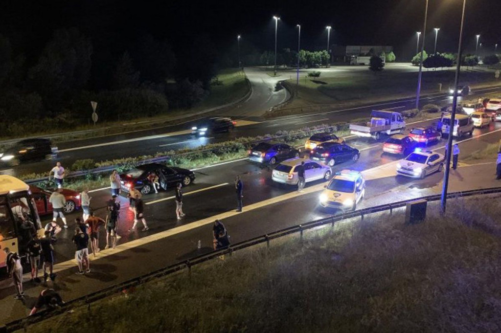 NAPAD NAVIJAČA NA POLICIJU Incident na benzinskoj postaji - 35 ozlijeđenih, 43 privedena navijača