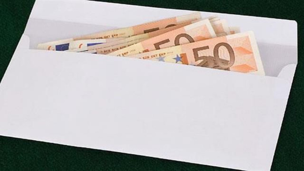 DARIVANJE MLADENACA Nijemci objavili koliko oni stavljaju "u jabuku"