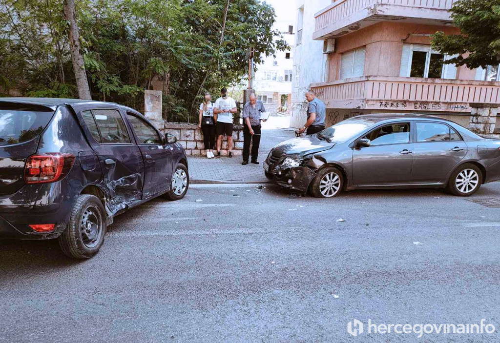 Sudar u središtu Mostara otežao prometovanje