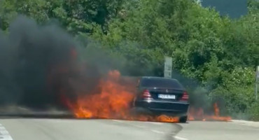 Na cesti Grude - Posušje izgorio osobni automobil