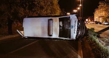 Policajci se prevrnuli nakon dojave da je u tijeku provala u Rodoču