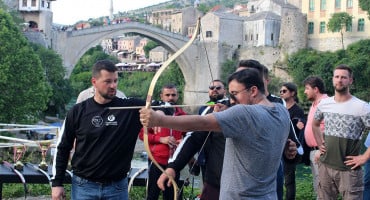 Posjetitelji se pod Starim mostom upoznali sa turskim streličarstvom