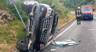 Teža nezgoda na cesti Mostar-Široki Brijeg, auto završio na boku