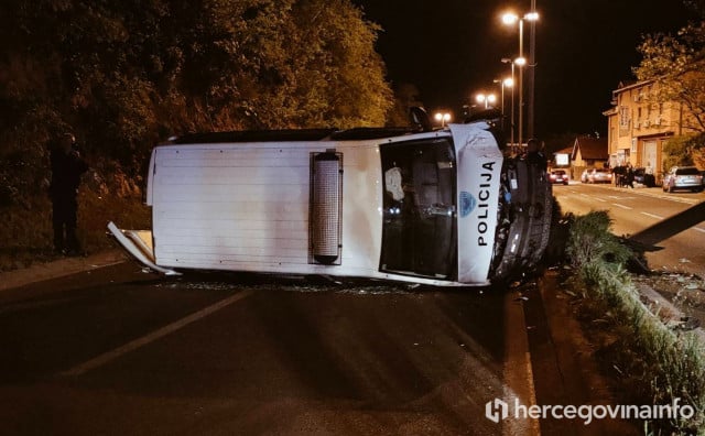 Prevrnulo se policijsko vozilo u Mostaru