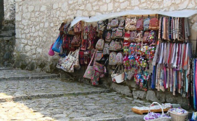 Obustavljen promet, Počitelj pust