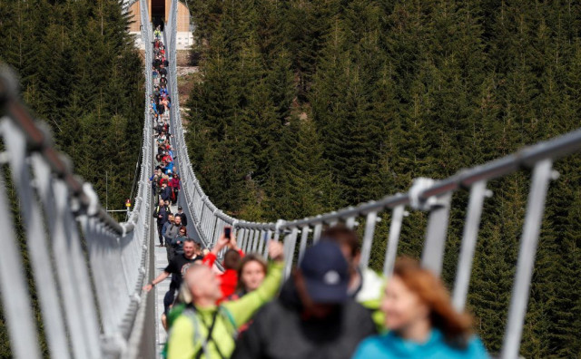 Češka otvorila najduži viseći most na svijetu, prvi posjetitelji svjedoče o strahu i adrenalinu