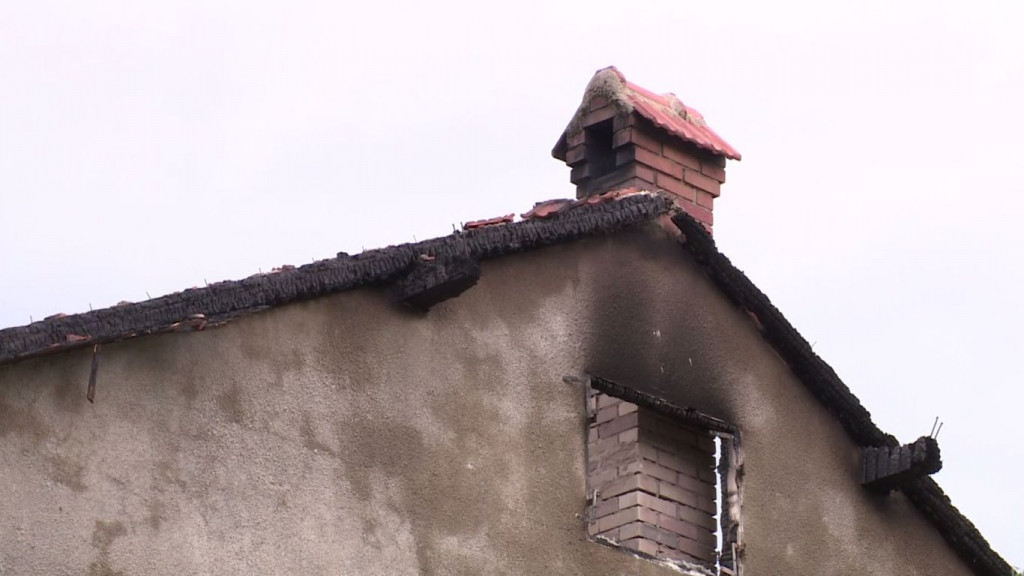 Grom udario u obiteljsku kuću pokraj Mostara, buktao crni dim