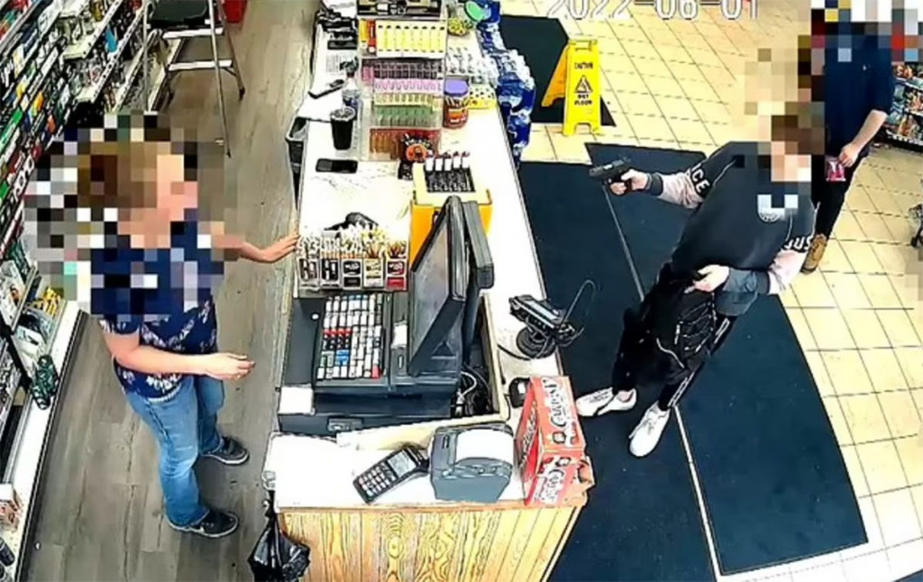 S PIŠTOLJEM U RUCI 12-godišnjak opljačkao benzinsku crpku, ubrzo je uhićen