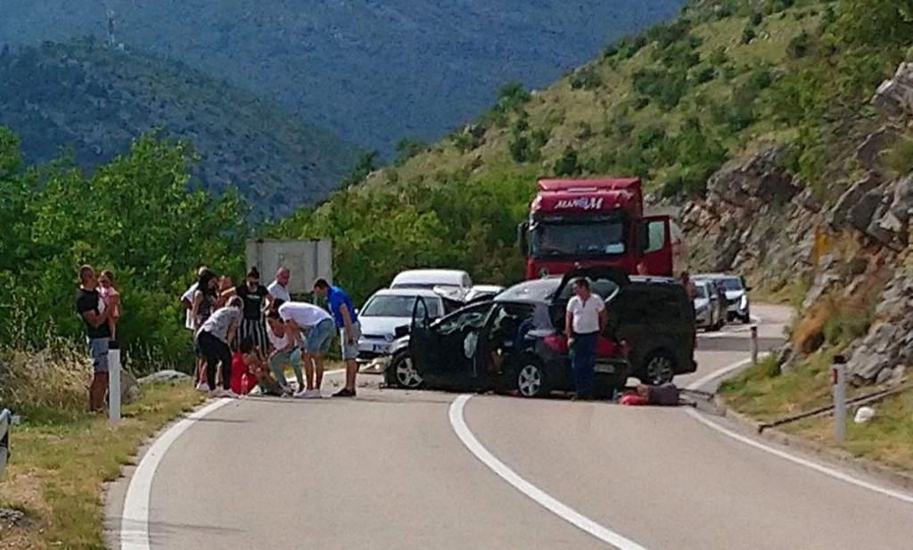 TREBINJE - LJUBINJE Pet osoba ozlijeđeno u težoj prometnoj nesreći