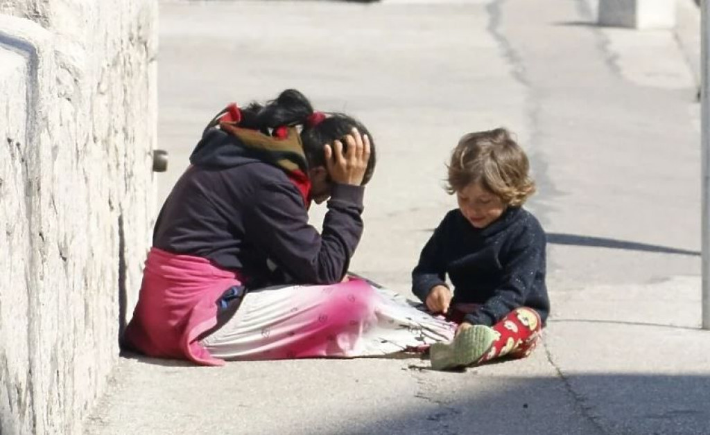 S POVRATKOM TURISTA Sve veći broj maloljetnih prosjaka u Mostaru