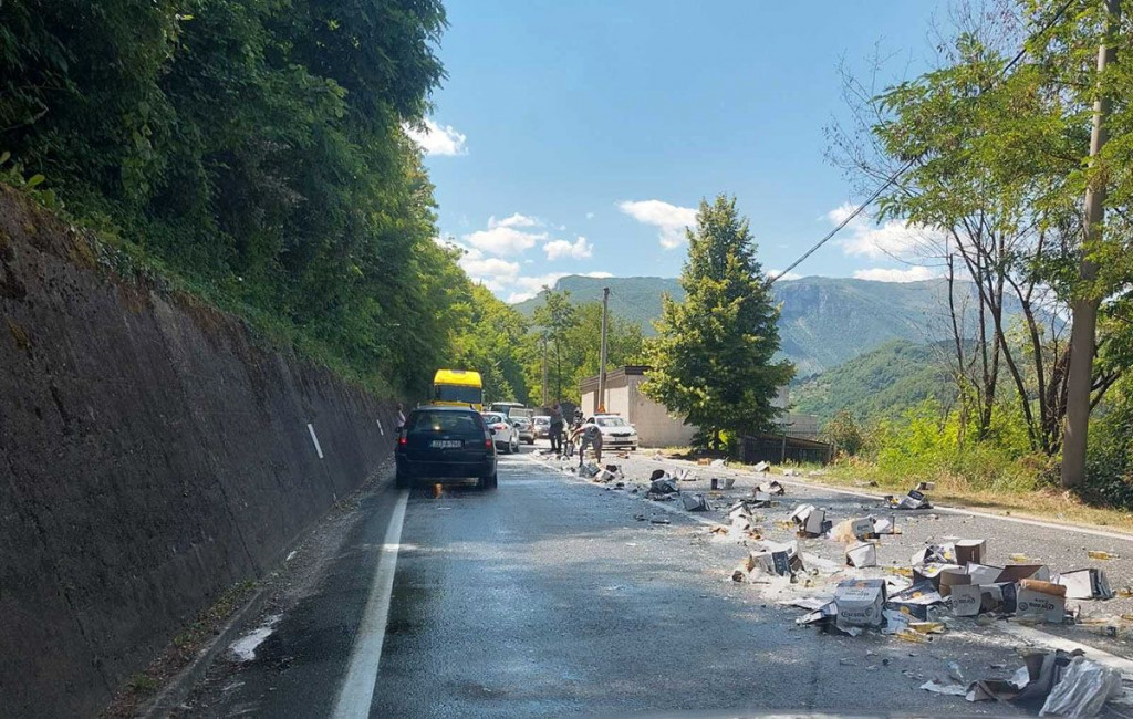 MAGISTRALNA CESTA M-17 Popadalo piće sa teretnog vozila