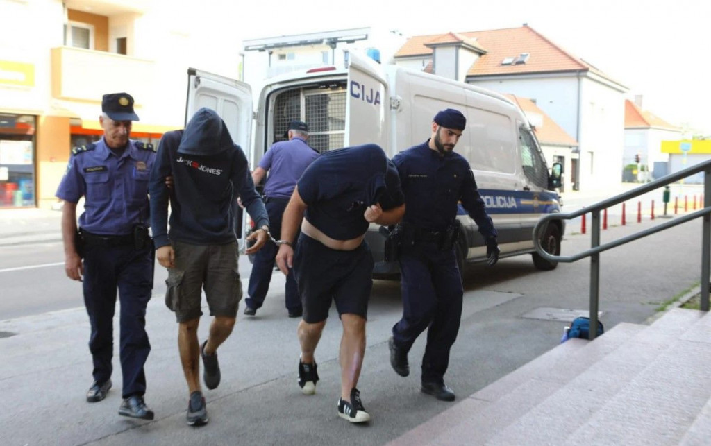 ČETVORICA SE IZVUKLA Torcidaši se obranili na sudu, jedan slao mami poruku "Policija puca na nas, ovo je horor..."