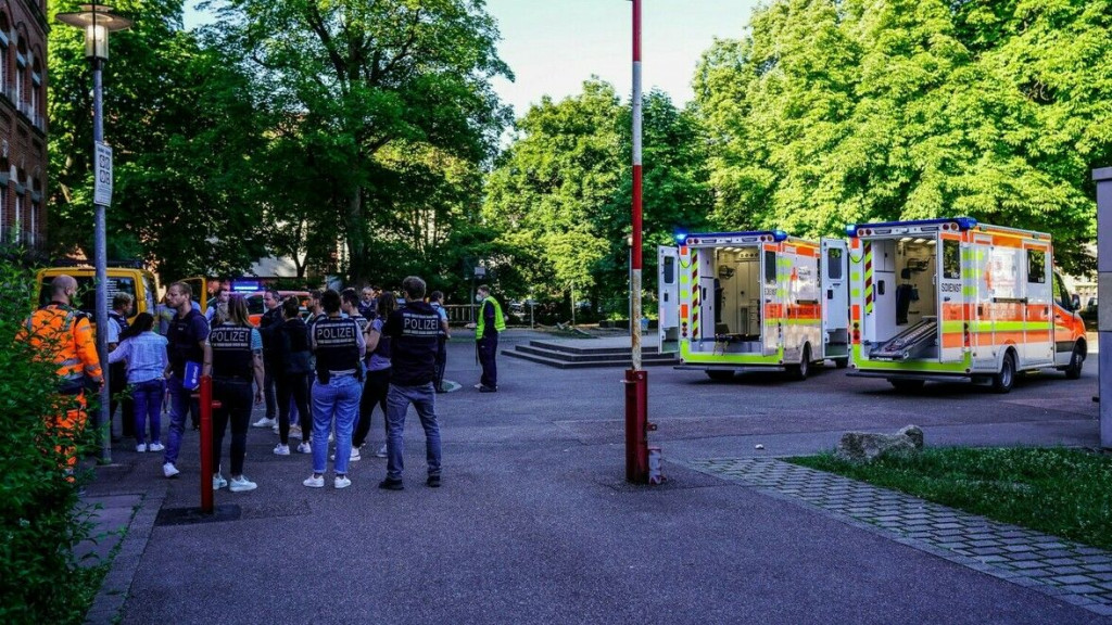 Nožem teško ozlijedio 7-godišnju djevojčicu i 61-godišnju njegovateljicu. Policija traži tamnoputog mladića između 30 i 35 godina