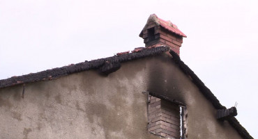 Grom udario u obiteljsku kuću pokraj Mostara, buktao crni dim