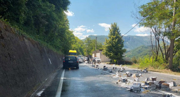 MAGISTRALNA CESTA M-17 Popadalo piće sa teretnog vozila