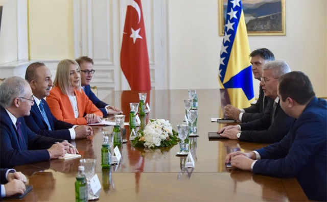 ZAŠTO ZAJEDNO, KAD MOŽE ODVOJENO Ministar vanjskih poslova Turske posebno se sastao sa Komšićem, pa sa Džaferovićem, a onda i sa Izetbegovićem