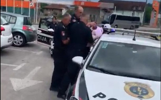 Migrant u Sarajevu skalpelom prijetio prolaznicima i urlao, policija došla i nije ga uhitila