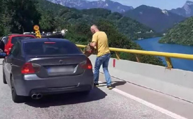 Iz BMW-a pokušao baciti smeće u Neretvu, drugi vozač sve mu je ugurao natrag u auto