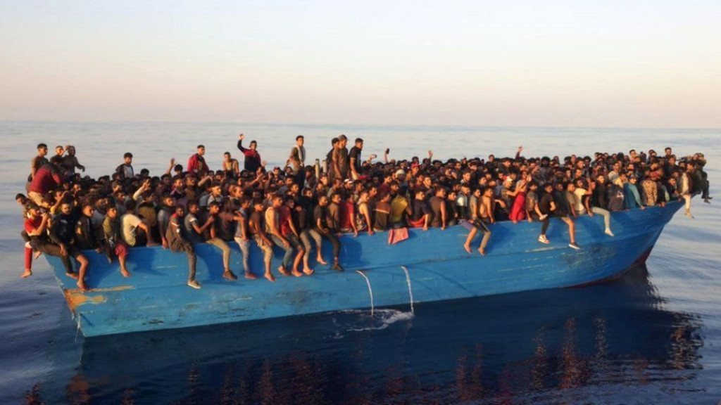ILEGALNI POKUŠAJI Skoro 700 migranata spašeno na ribarskom brodu koji je vozio u Italiju